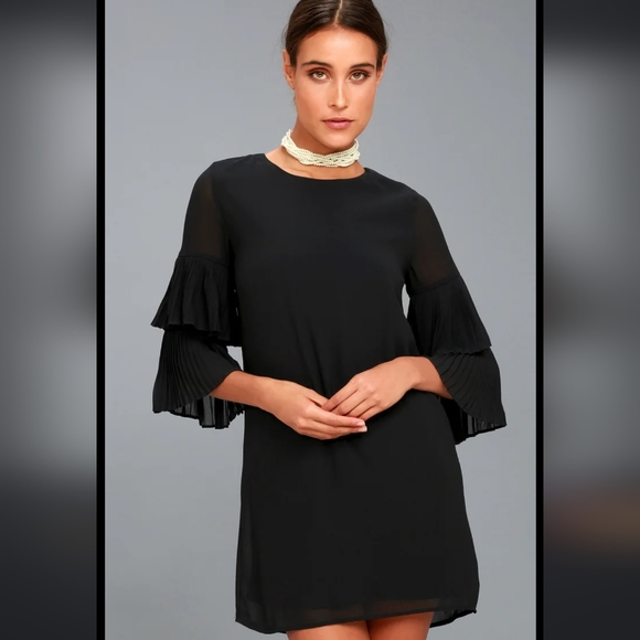 ❤️ LULU'S PLEATED TIERED BELL SLEEVE MOVE AND SHAKE SHIFT DRESS, MEDIUM - Picture 1 of 7